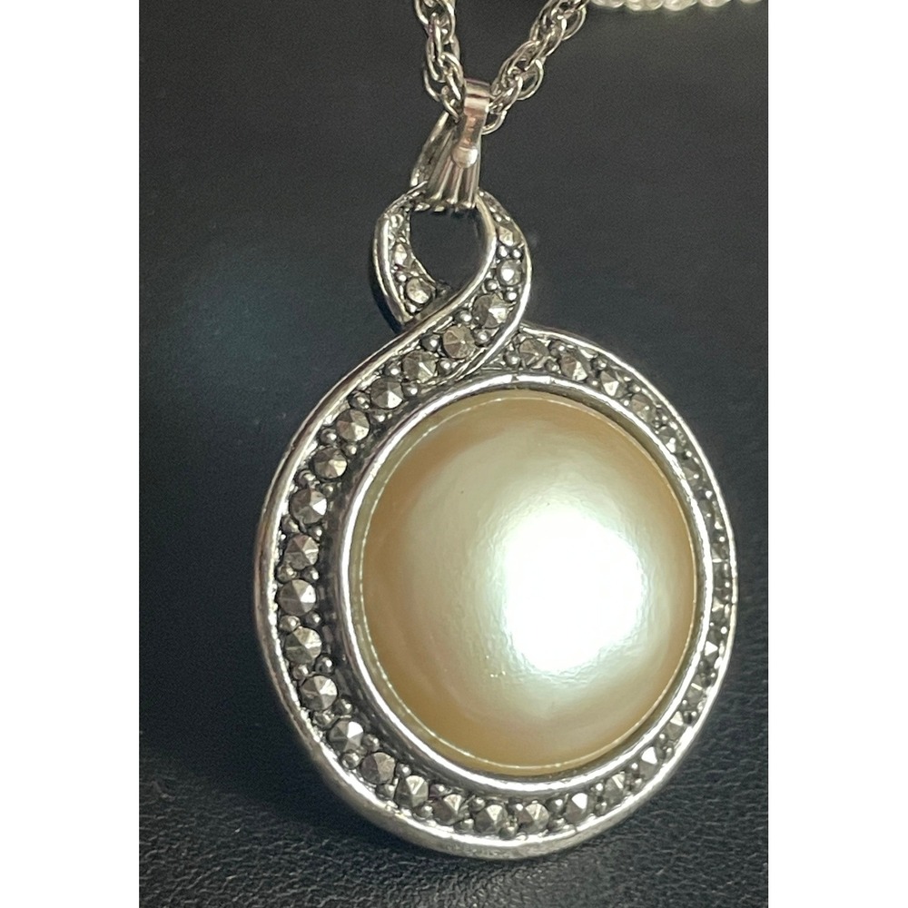 Vintage Avon Necklace Heirloom Riches Double Sided Pendant Silver Tone Chain 30"